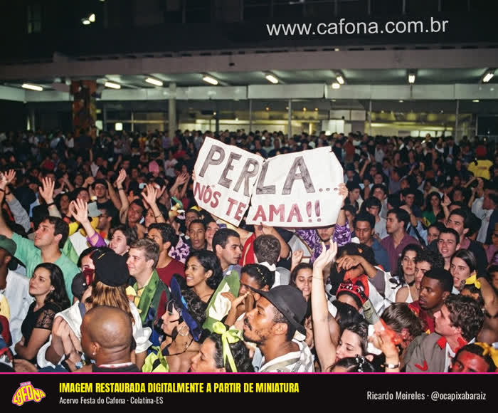 Grupo posando de fantasia numa festa dos anos 90, foto restaurada do acervo