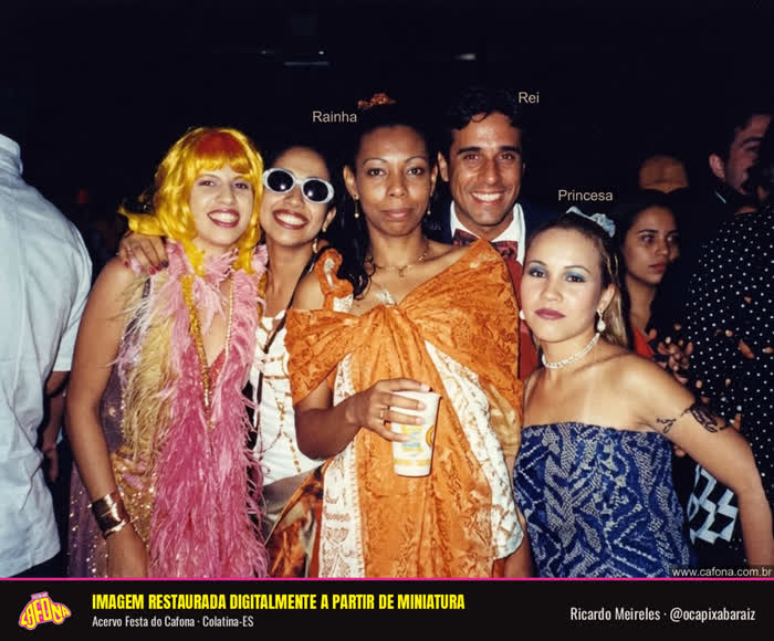 Salão cheio numa festa dos anos 90, foto restaurada do acervo