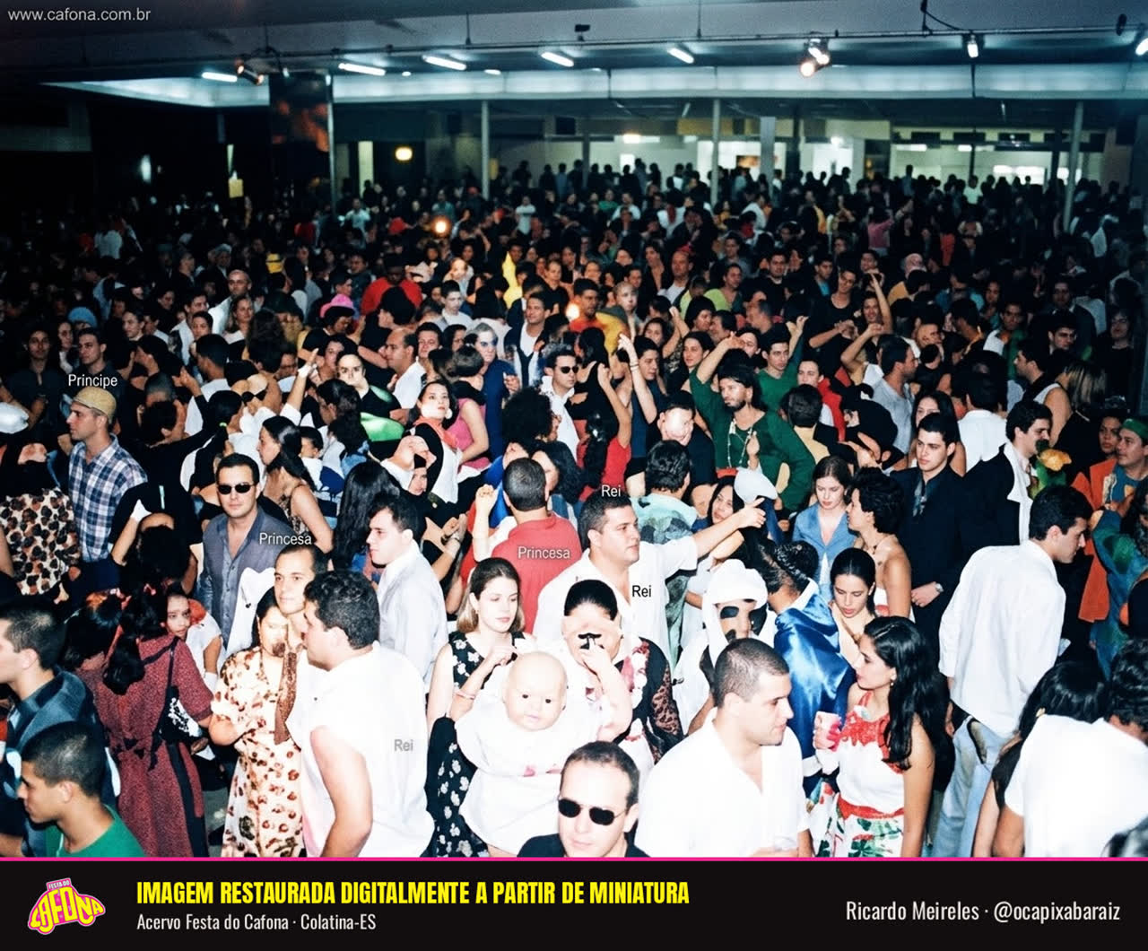 Salão lotado numa festa capixaba dos anos 90